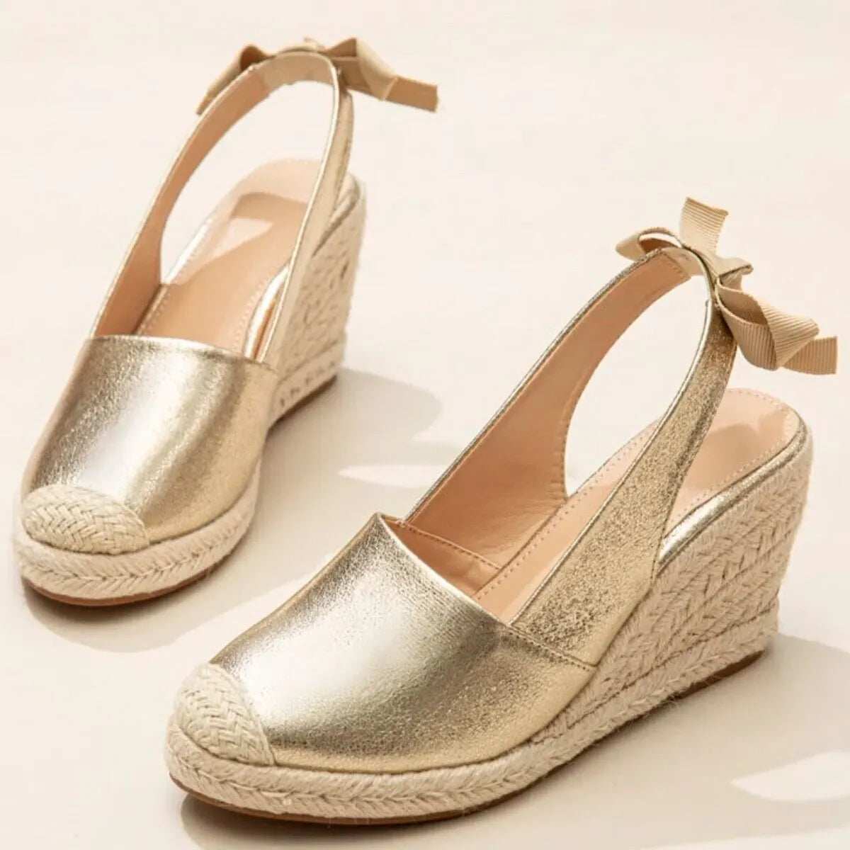 LD | sandalen met gesp in goudkleur