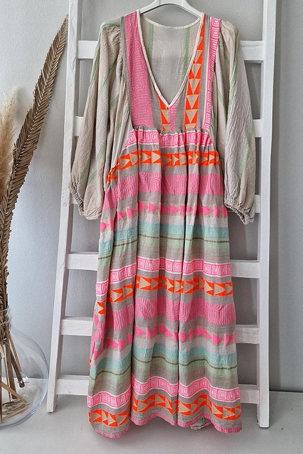 LD | Roze gestreepte midi-jurk met Griekse sleutel en oranje ketting