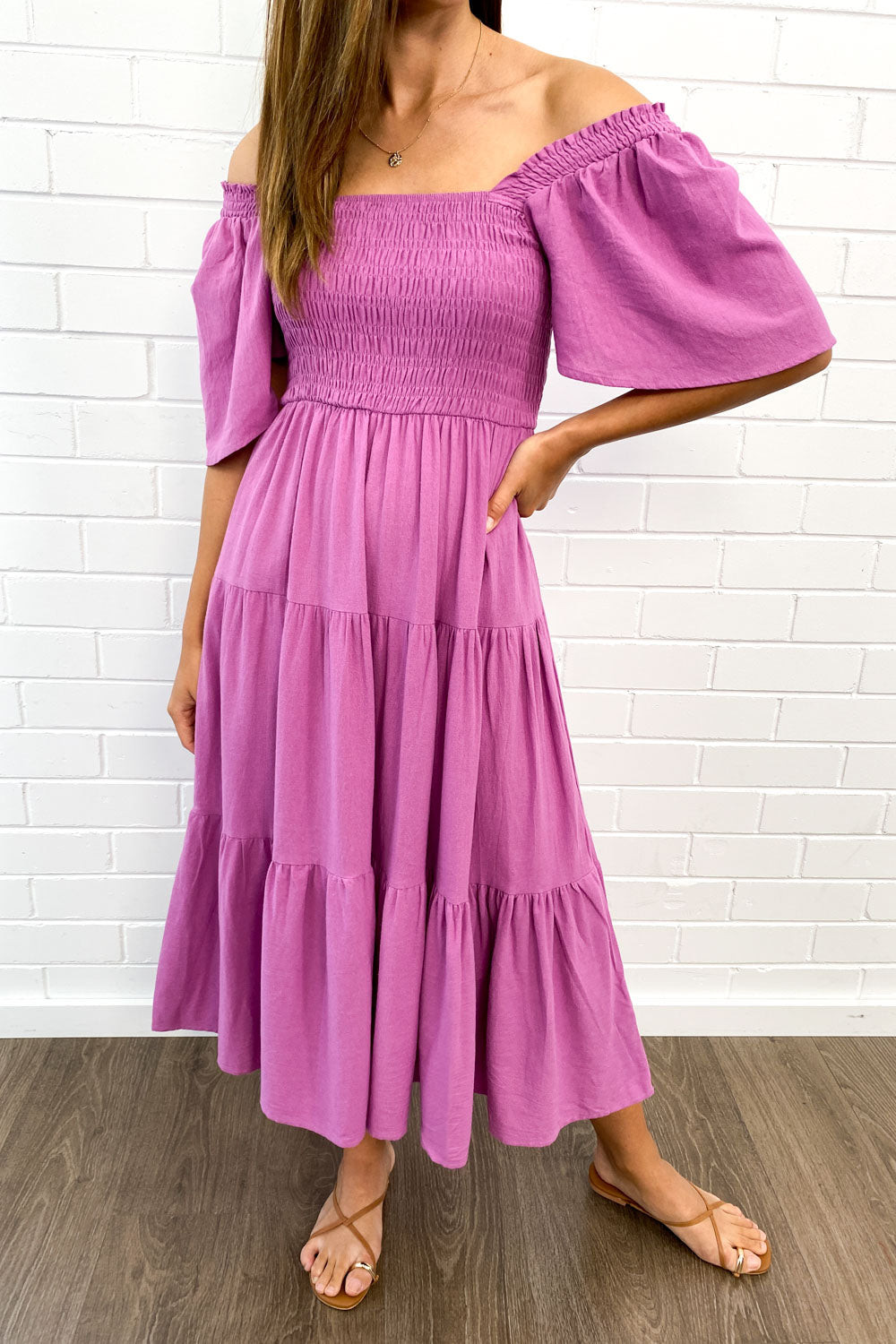 LD Vrouwelijke midi-jurk met off-shoulder schouders