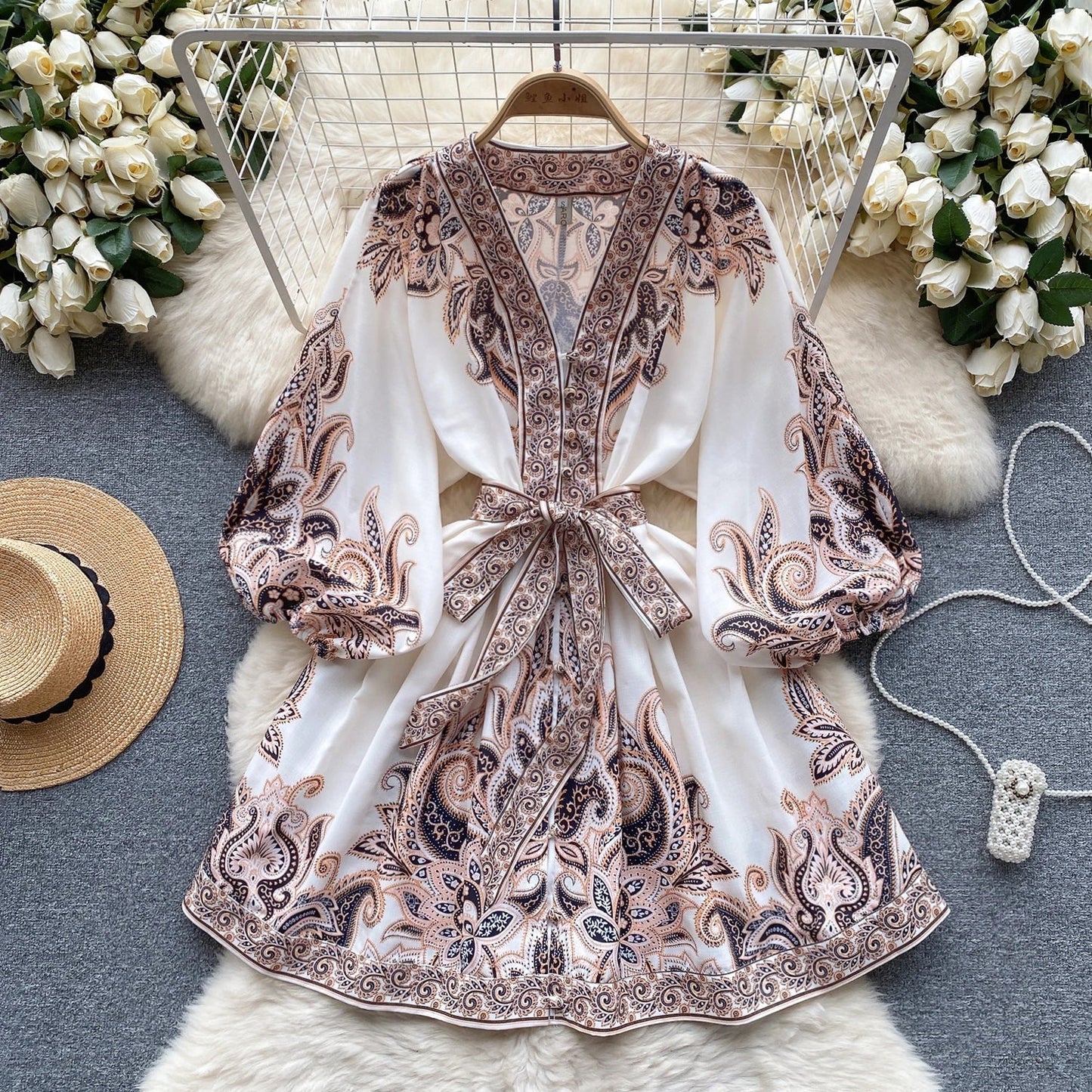 LD | Elegante mini jurk met vintage print, pofmouwen in A-lijn en V-halslijn