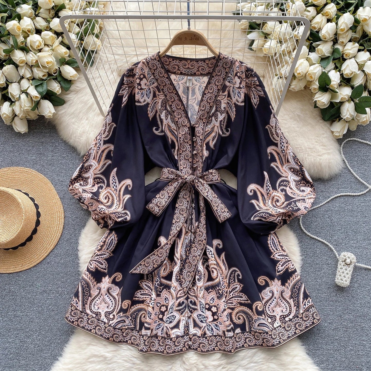 LD | Elegante mini jurk met vintage print, pofmouwen in A-lijn en V-halslijn