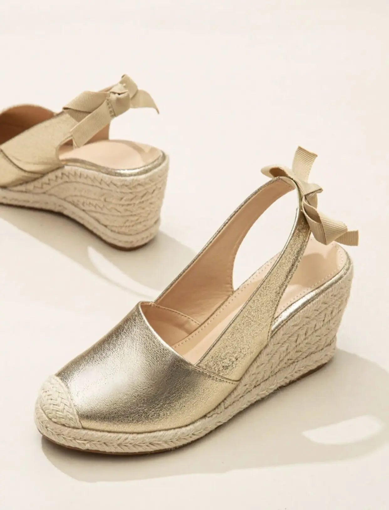 LD | sandalen met gesp in goudkleur