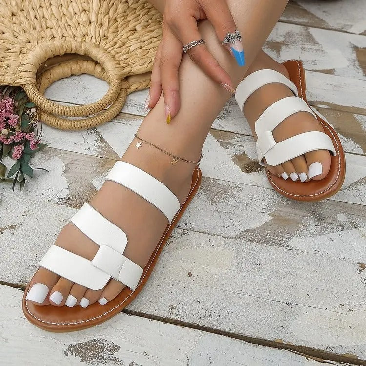 LD | Platte sandalen met open rug en gespversiering