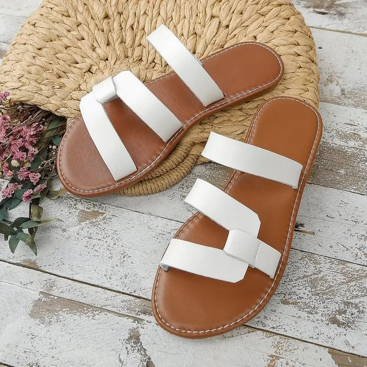 LD | Platte sandalen met open rug en gespversiering