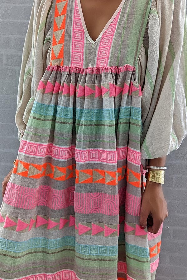 LD | Roze gestreepte midi-jurk met Griekse sleutel en oranje ketting