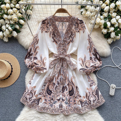 LD | Elegante mini jurk met vintage print, pofmouwen in A-lijn en V-halslijn