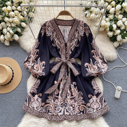 LD | Elegante mini jurk met vintage print, pofmouwen in A-lijn en V-halslijn