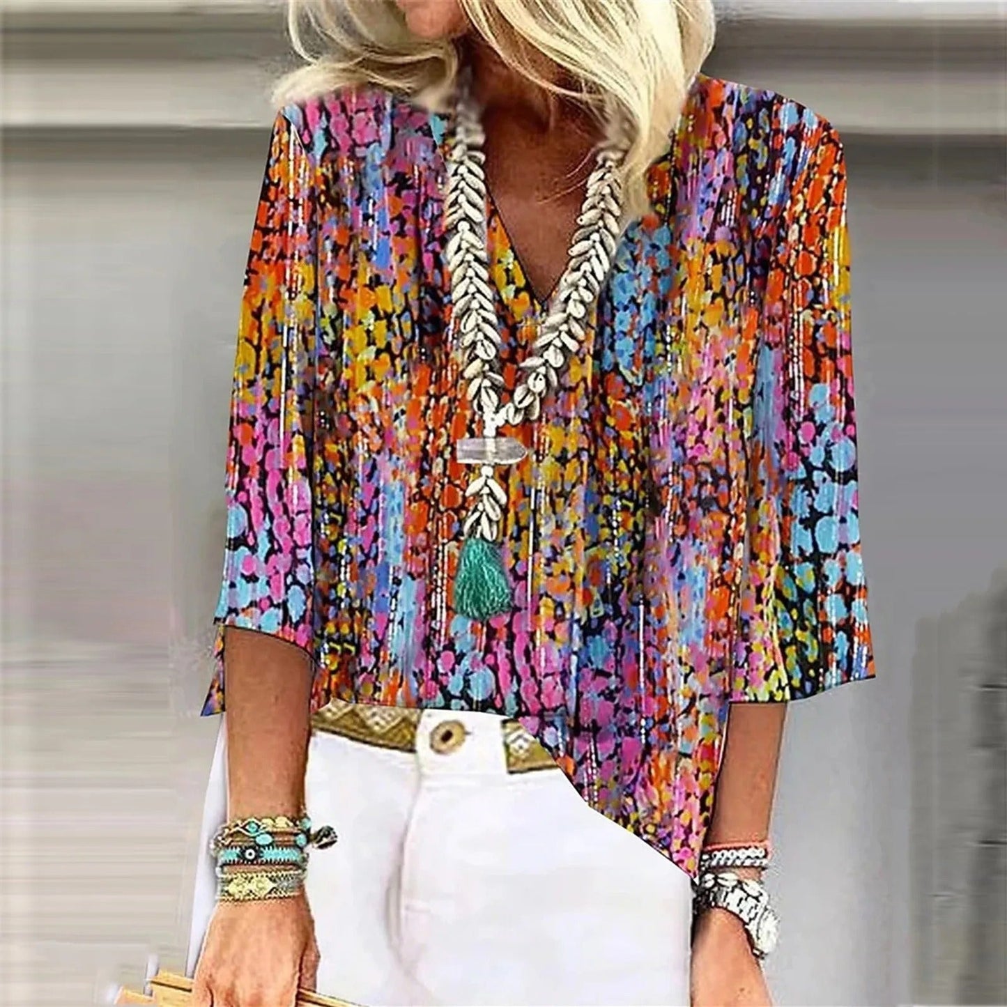 LD | blouse met 3/4 mouwen en bedrukte V-hals
