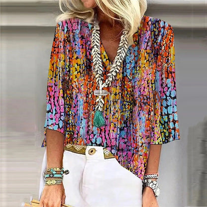 LD | blouse met 3/4 mouwen en bedrukte V-hals