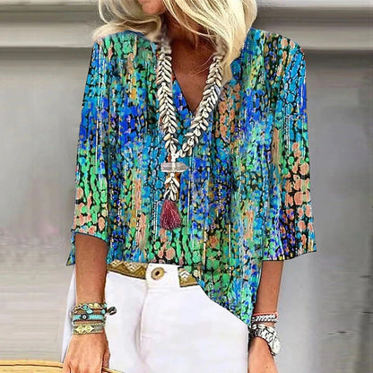 LD | blouse met 3/4 mouwen en bedrukte V-hals