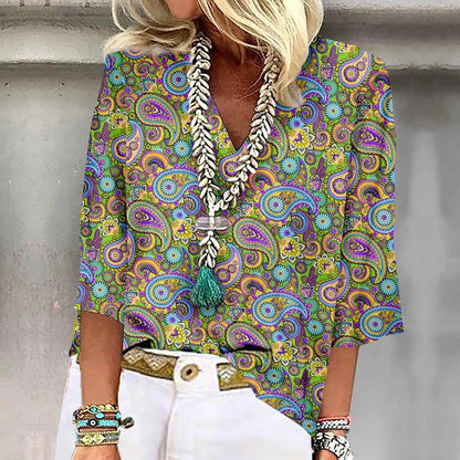 LD | blouse met 3/4 mouwen en bedrukte V-hals